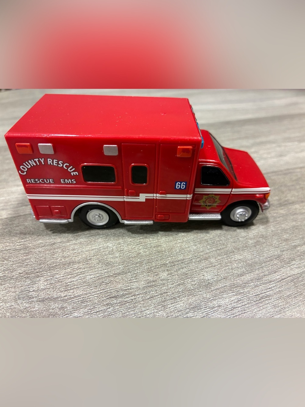 ERTL County Rescue EMS Ambulance 1:64 Die Cast Emergency Vehicle Red Diorama